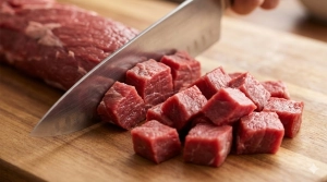 Étape 10: Coupez la viande en cubes réguliers d'environ 2 �...