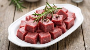 Étape 11: Disposez joliment les cubes de viande crue sur un ...