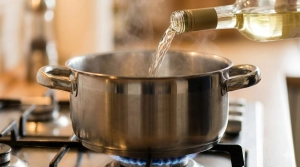Étape 5: Ajoutez le vin blanc sec dans la casserole....