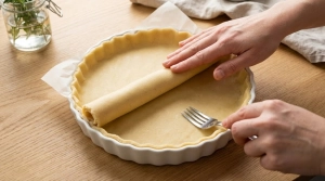 Étape 10: Déroulez la pâte brisée dans votre moule à tar...