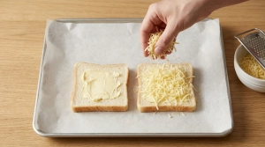 Étape 2: Disposez la moitié des tranches beurrées sur une...