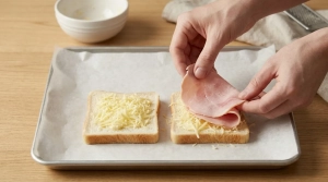 Étape 3: Déposez le jambon blanc sur le fromage, en le pli...