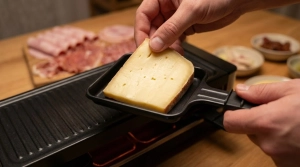 Étape 13: Placez une tranche de fromage dans votre poêlon i...