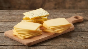 Étape 7: Disposez les tranches de fromage à raclette sur u...