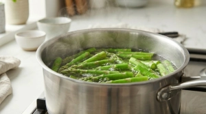 Étape 3: Plongez les morceaux d'asperges dans l'eau bouilla...
