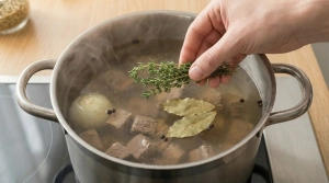 Étape 5: Une fois le bouillon écumé, ajoutez le bouquet g...