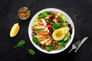 Salade de poulet et avocat