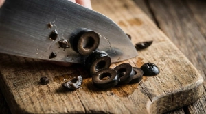 Étape 5: Détaillez les olives noires en rondelles assez fi...