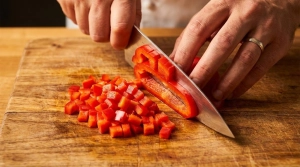 Étape 4: Coupez le poivron rouge en deux, retirez les grain...