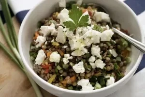 Salade de lentilles au chèvre frais et noix