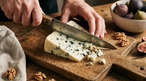 Étape 5: Coupez le Roquefort (ou votre fromage bleu) en dé...