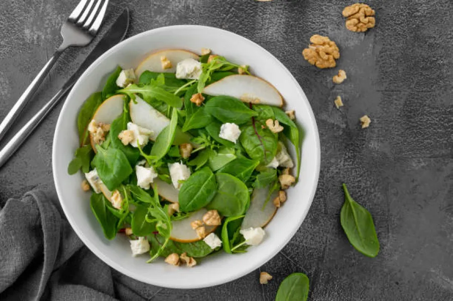 Salade aux poires, noix, gorgonzola et miel - Image 2