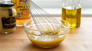 Étape 7: Dans un bol, fouettez la moutarde avec le vinaigre...