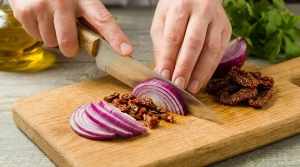 Étape 2: Sur une planche à découper, épluchez l'oignon r...