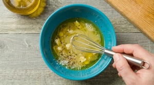 Étape 4: Dans un grand saladier, préparez la vinaigrette :...