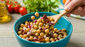 Étape 5: Ajoutez les pois chiches, les dés d'oignon rouge ...