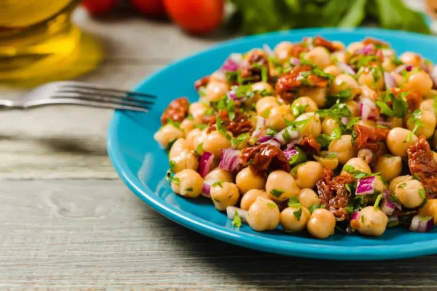 Salade de pois chiches aux tomates séchées et oignon rouge - Image 3