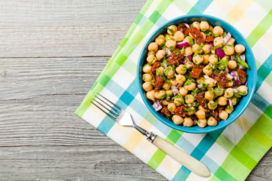 Salade de pois chiches aux tomates séchées et oignon rouge - Image 2