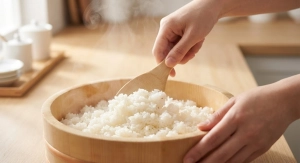 Étape 4: Une fois le riz cuit, versez-le dans un saladier, ...