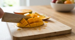 Étape 9: Pelez la mangue et coupez la chair en petits dés ...