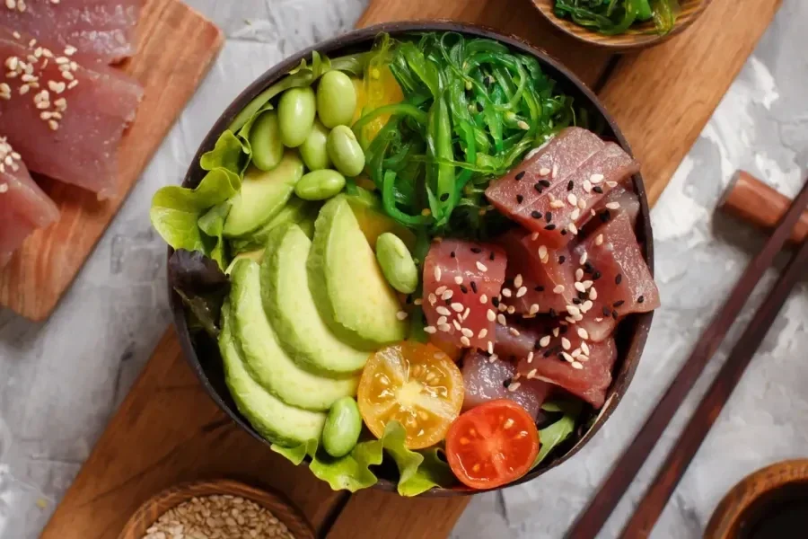 Poke bowl au thon cru et avocat