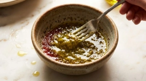 Étape 11: Ajoutez l'huile d'olive en fouettant vivement avec...