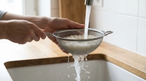 Étape 1: Rincez le riz à l'eau froide dans une passoire fi...