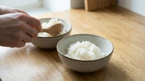 Étape 12: Déposez une belle portion de riz tiède au fond d...