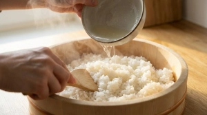 Étape 4: Versez le mélange vinaigré sur le riz cuit et m�...