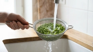 Étape 8: Plongez les edamames dans une casserole d'eau boui...