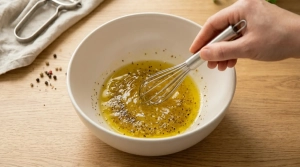 Étape 5: Dans un grand saladier, versez le jus de citron fr...