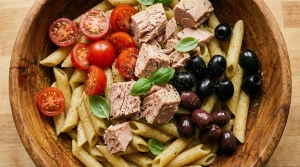 Étape 11: Ajoutez les tomates cerises, les morceaux de thon ...