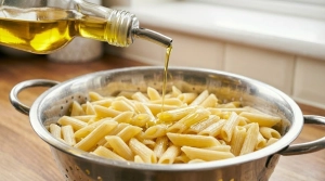 Étape 5: Versez un filet d'huile d'olive sur les pâtes ég...