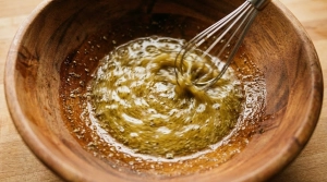 Étape 9: Dans un grand saladier, préparez la vinaigrette e...