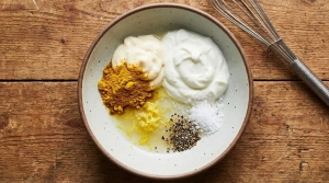 Étape 8: Dans un bol, réunissez la mayonnaise, le yaourt g...