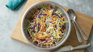 Étape 3: Épluchez et râpez les carottes avec une râpe à...