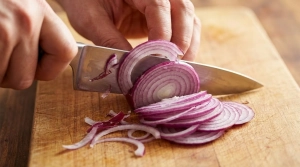 Étape 6: Épluchez l'oignon rouge et émincez-le finement e...