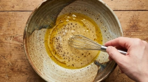 Étape 7: Dans un grand saladier, préparez la vinaigrette e...