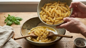 Étape 8: Ajoutez les pâtes bien refroidies et égouttées ...