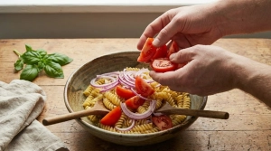 Étape 9: Incorporez les tomates coupées et l'oignon rouge ...