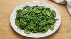 Étape 4: Disposez les pousses d'épinards au fond d'un gran...