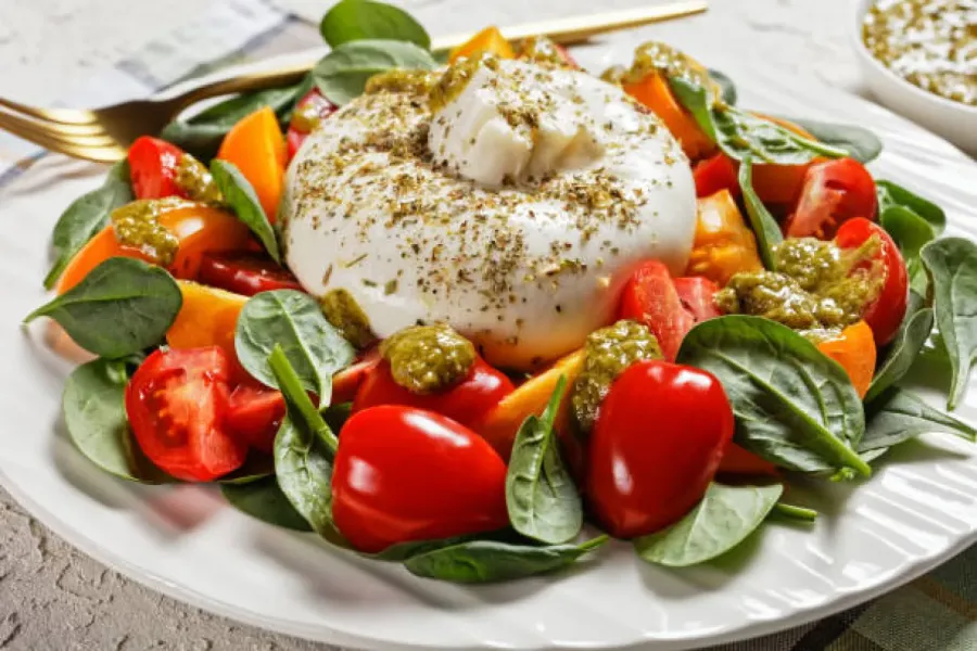 Salade de tomates, épinards et burrata au pesto
