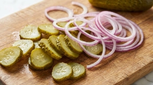 Étape 8: Détaillez les cornichons en fines rondelles et é...