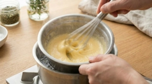 Étape 5: Fouettez le mélange énergiquement et en continu ...