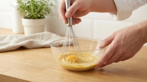 Étape 2: Ajoutez la moutarde de Dijon sur le jaune d'œuf....