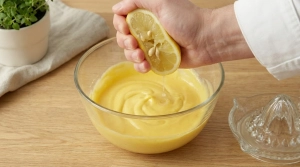 Étape 5: Commencez à fouetter énergiquement tout en versa...