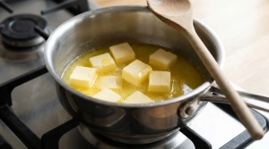 Étape 1: Dans une casserole à fond épais, faites fondre l...