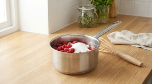 Étape 3: Dans la casserole, déposez les framboises, le suc...