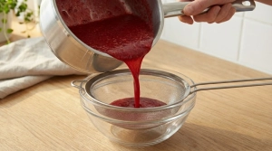 Étape 6: Placez la passoire fine au-dessus du bol et versez...