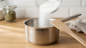 Étape 1: Dans une casserole à fond épais, versez le sucre...